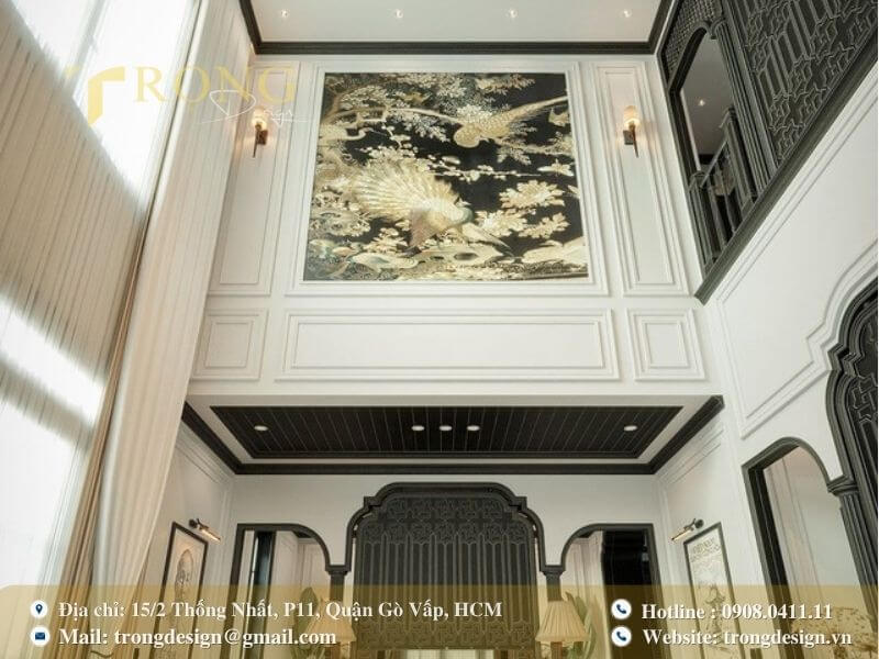 Phòng khách Indochine với trần cao và các chi tiết chạm khắc tinh xảo.