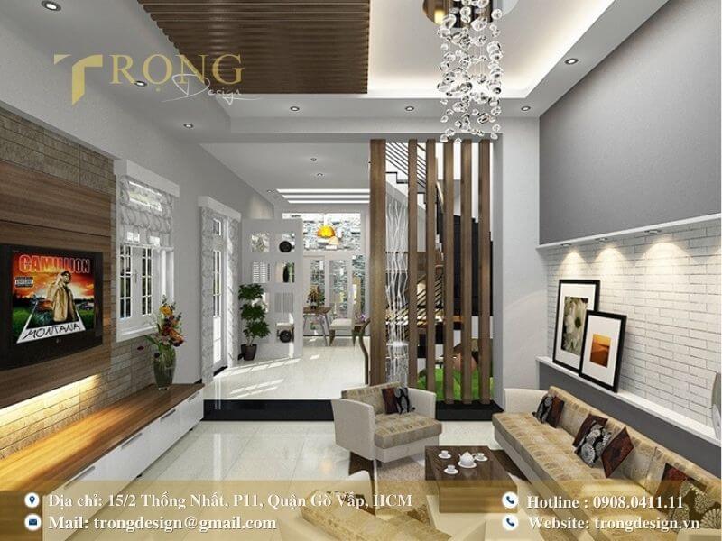 Phòng khách nhà phố hiện đại, ấm cúng với sự kết hợp của gỗ và gạch.