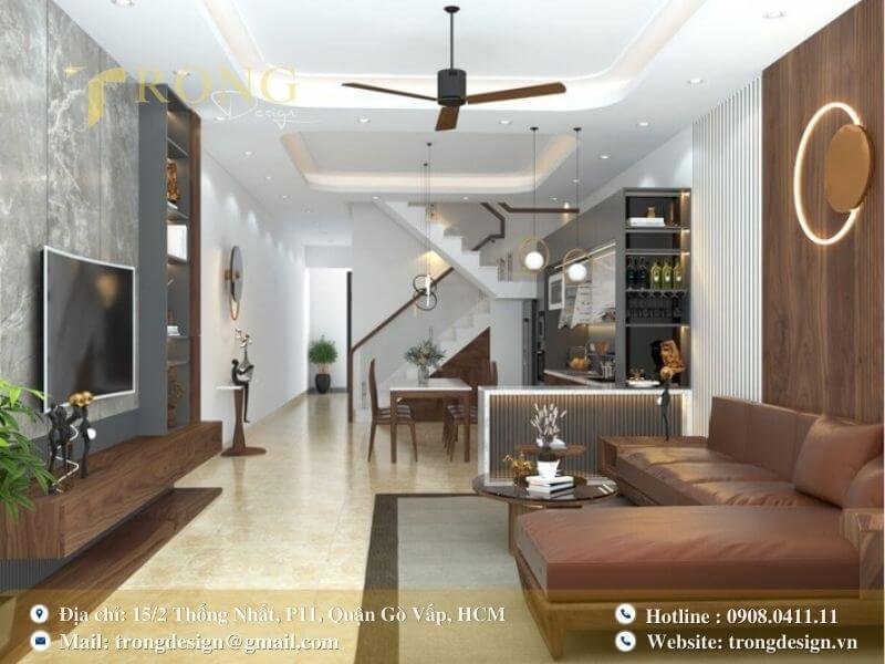 Nội thất phòng khách hiện đại với đèn chùm pha lê và vách ngăn nan gỗ.