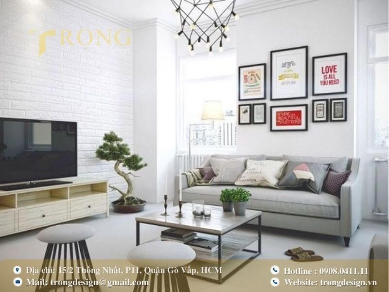 Phòng khách tối giản, trẻ trung với tường gạch trắng và tranh treo tường nghệ thuật.