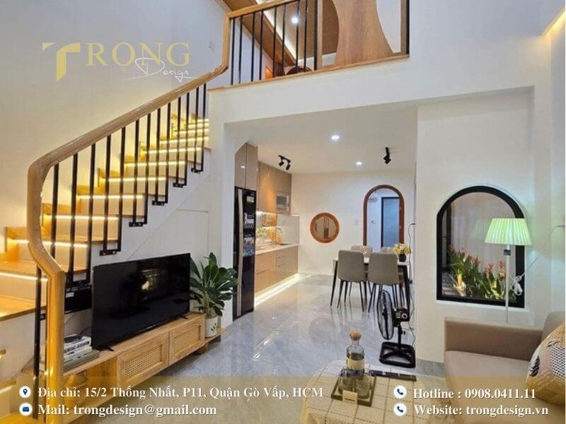 Nội thất phòng khách hiện đại với cầu thang gỗ độc đáo.
