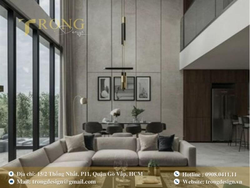 Thiết kế phòng khách tối giản, hiện đại với trần cao và cửa kính lớn.