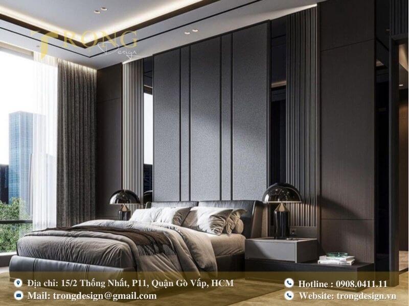 Phòng ngủ hiện đại, sang trọng với tông màu xám đen và tường ốp panel độc đáo.