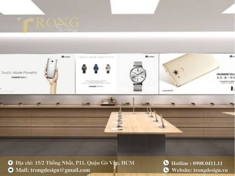 Thiết kế hiện đại, nhấn mạnh thương hiệu với màn hình lớn và quầy gỗ tối giản.