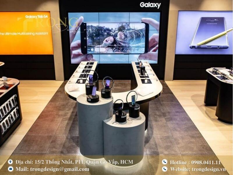 Khu vực trải nghiệm Galaxy hình chữ U với màn hình lớn và bục trưng bày phụ kiện
