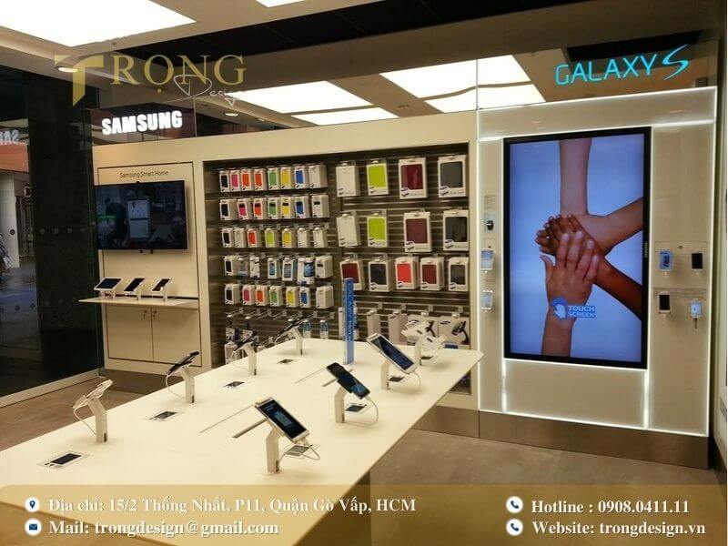 Cửa hàng với bàn trải nghiệm trắng rộng và kệ phụ kiện nhiều màu sắc