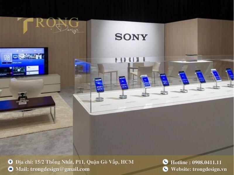 Khu vực trưng bày trải nghiệm của Sony, kết hợp điện thoại và thiết bị giải trí.