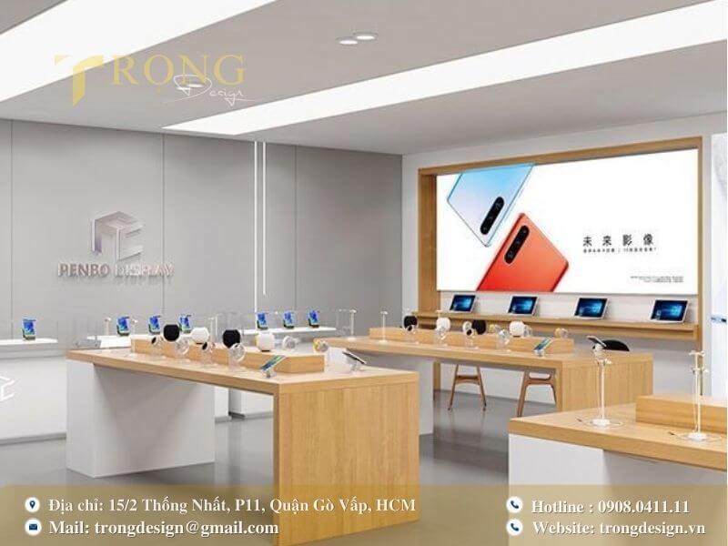 Thiết kế trưng bày tối giản với các yếu tố gỗ và ánh sáng trắng hiện đại.