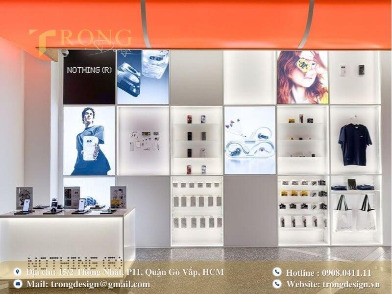 Không gian tối giản độc đáo với tường trưng bày ô vuông chiếu sáng