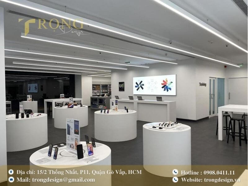 Thiết kế hiện đại, bàn tròn trung tâm trưng bày hệ sinh thái phụ kiện Apple
