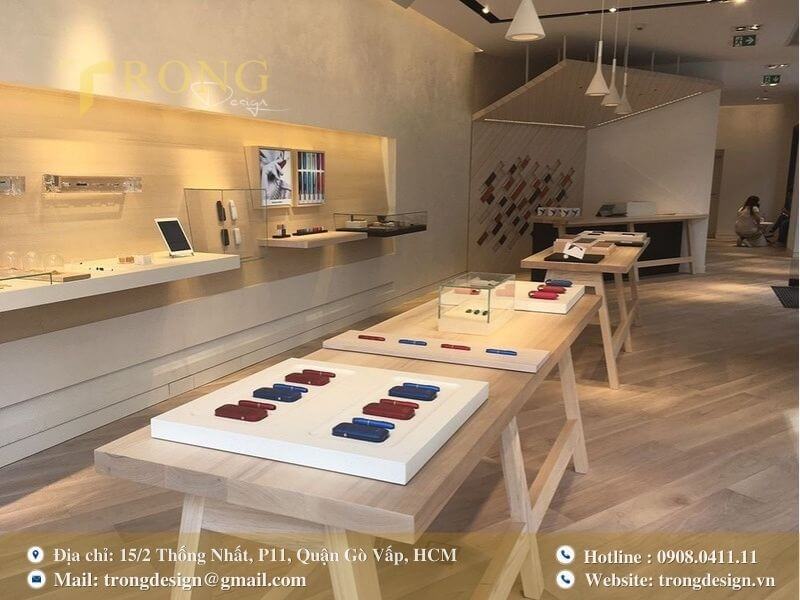 Cửa hàng bán lẻ với thiết kế nội thất gỗ sáng, tạo cảm giác mộc mạc và thư thái.