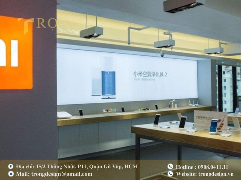 Cửa hàng tối giản, nổi bật với bảng hiệu màu cam.
