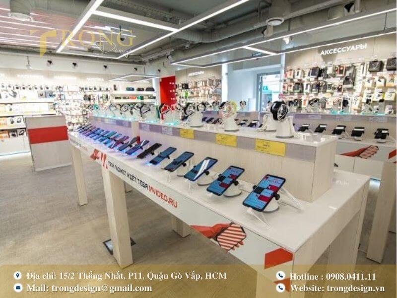 Cửa hàng điện tử bán lẻ lớn với khu vực trải nghiệm điện thoại và phụ kiện rộng rãi.