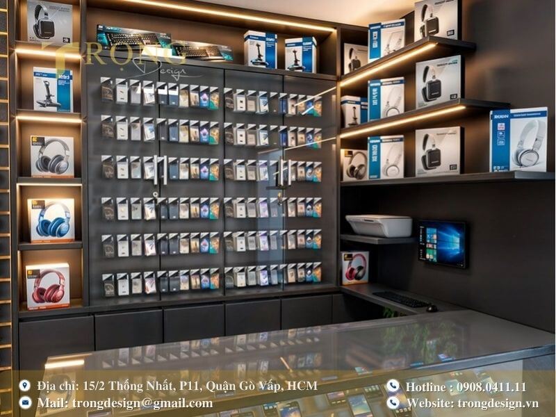 Không gian hiện đại, tối giản với kệ trưng bày màu đen và ánh sáng viền vàng ấm áp.