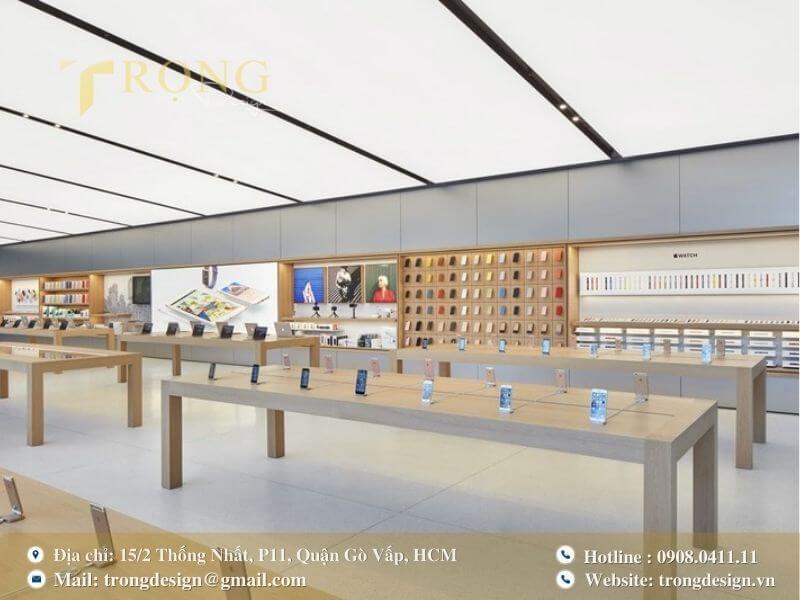 Apple Store với thiết kế mở, bàn gỗ dài và cách sắp xếp phụ kiện đầy màu sắc.