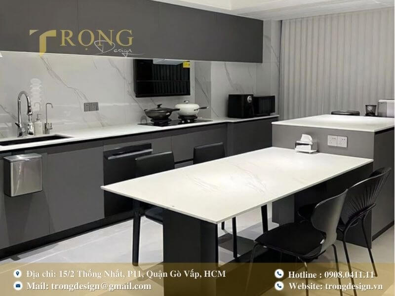 Thiết kế tối giản và thực dụng, kết hợp hài hòa giữa màu xám và mặt đá cẩm thạch.