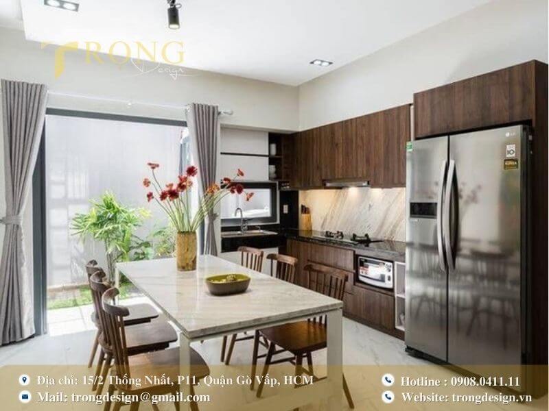 Bếp nhỏ gọn với tông màu gỗ sẫm và sàn đá cẩm thạch trắng