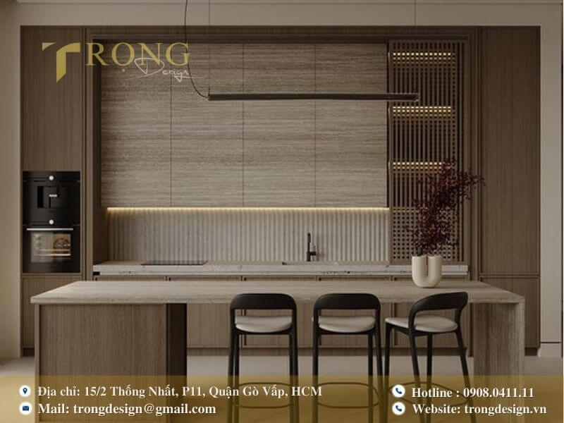 Bếp tối giản với vật liệu gỗ và đá vân, tạo sự đồng nhất và tinh tế.