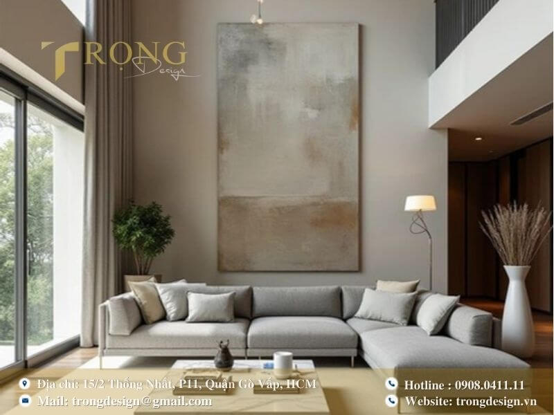Thiết kế thanh lịch, tinh tế với tranh trừu tượng và đèn chùm độc đáo.