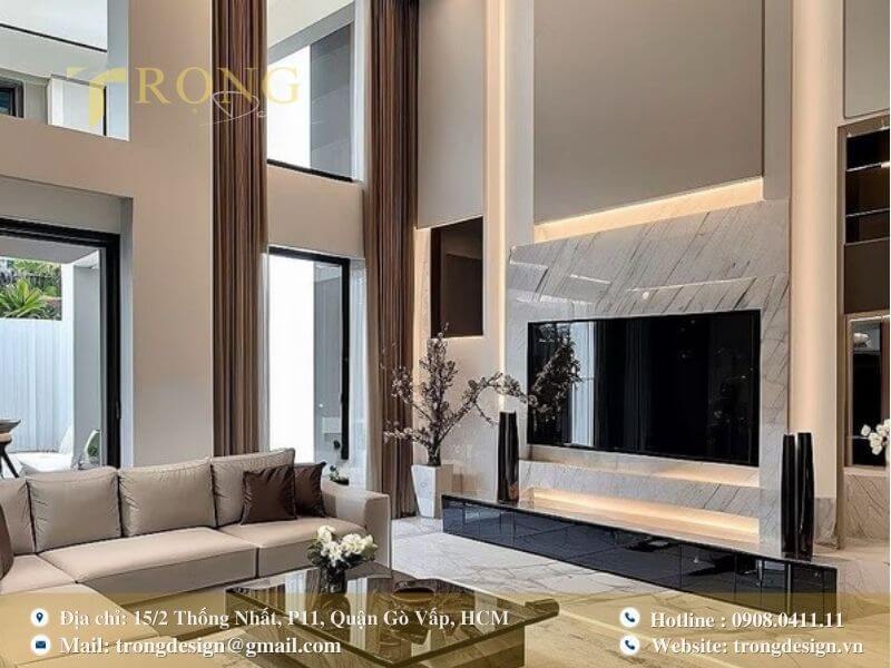 Thiết kế thông tầng, sang trọng với điểm nhấn là mảng tường đá cẩm thạch lớn.