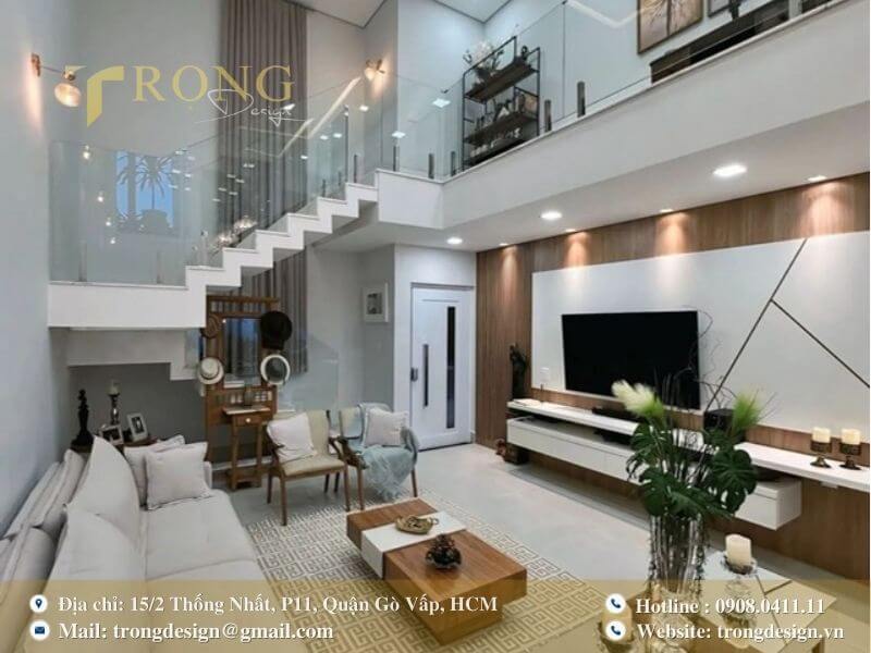 Không gian sống sang trọng, ấm cúng với sự kết hợp hài hòa giữa màu trắng và gỗ.