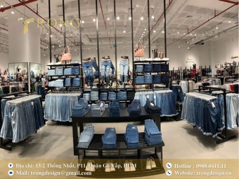 Cửa hàng quần jeans với nhiều kiểu dáng denim khác nhau.