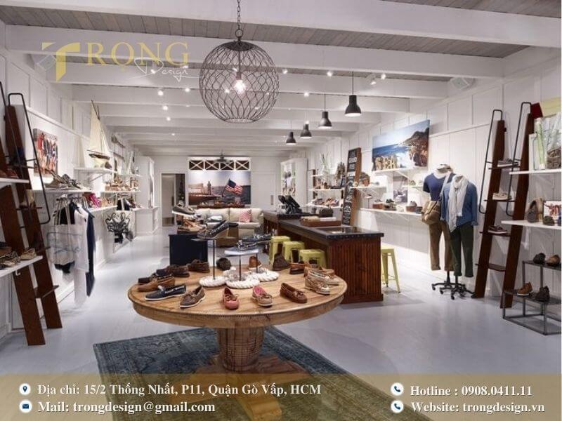 Cửa hàng thời trang phong cách ven biển, tập trung vào giày dép và quần áo giản dị.