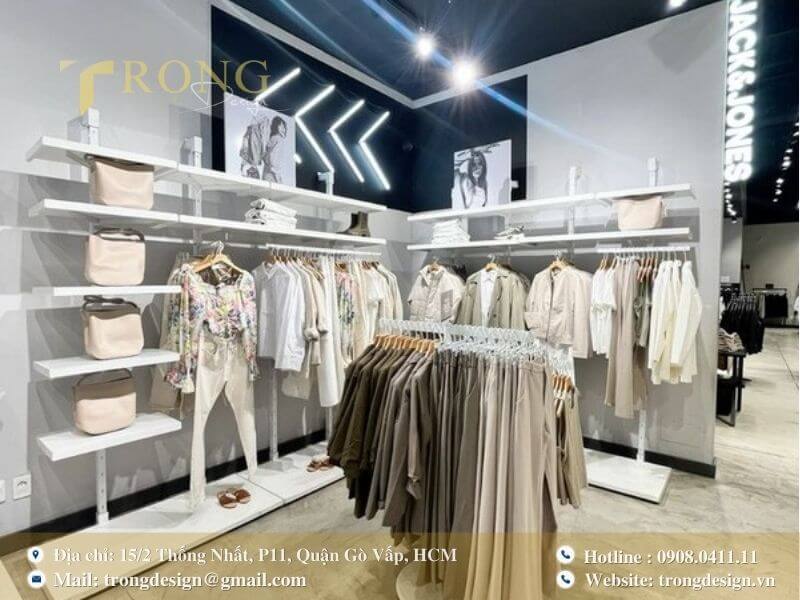 Cửa hàng thời trang nam, nữ với thiết kế tối giản, tập trung vào tông màu trung tính.