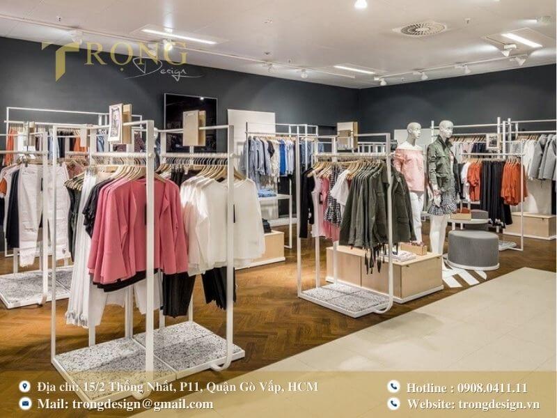 Cửa hàng thời trang đa phong cách, trưng bày sáng tạo với tông màu tương phản.