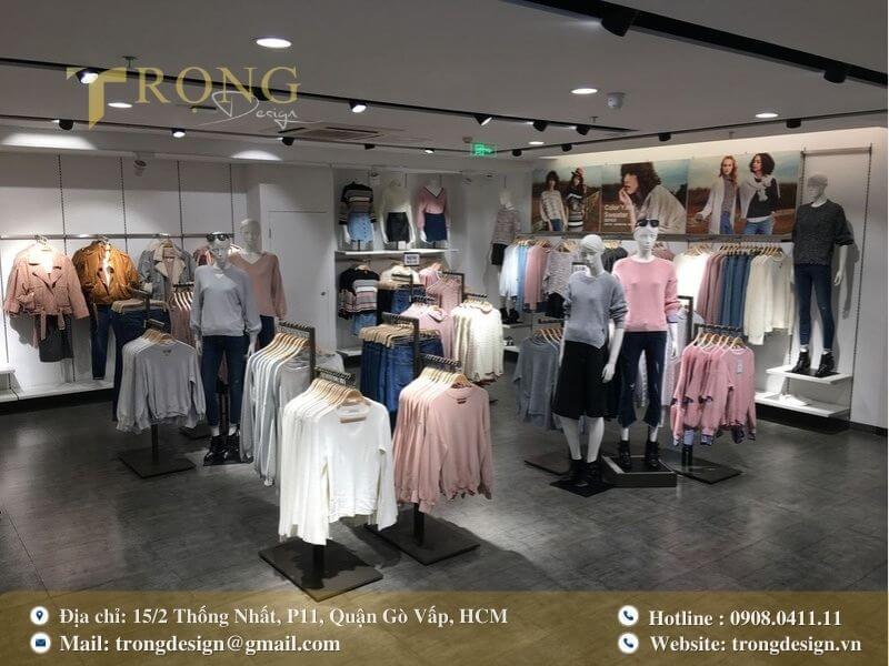 Cửa hàng thời trang trẻ với các thiết kế năng động, sử dụng tông màu pastel.