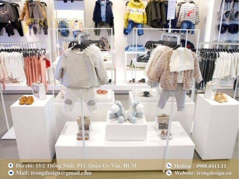 Cửa hàng thời trang trẻ em, trưng bày các mẫu quần áo ấm áp.