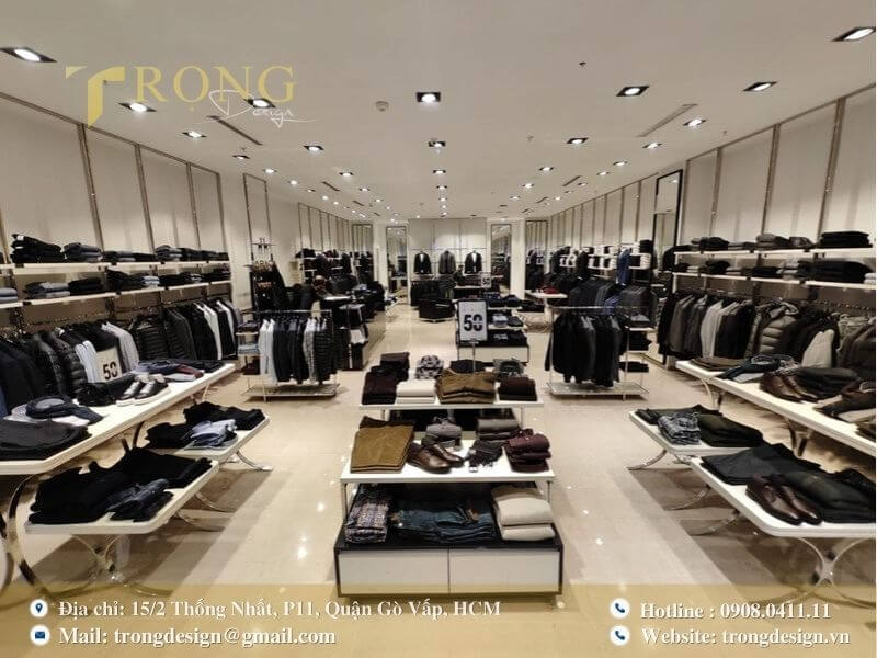 Cửa hàng thời trang nam rộng rãi, trưng bày sản phẩm theo tông màu trầm.
