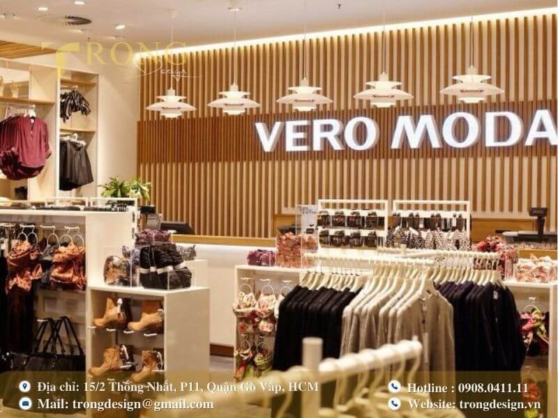 Cửa hàng Vero Moda, trẻ trung và hiện đại với nội thất gỗ sáng.