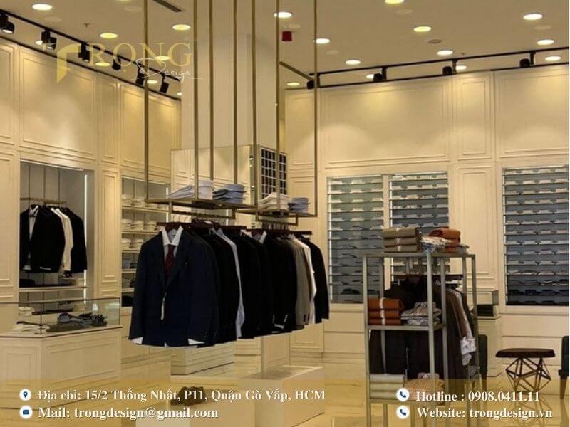 Cửa hàng sang trọng, cổ điển với tường panel và giá treo vàng đồng độc đáo.