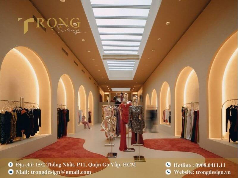 Không gian cửa hàng ấn tượng với kiến trúc hình vòm và thảm đỏ nghệ thuật.